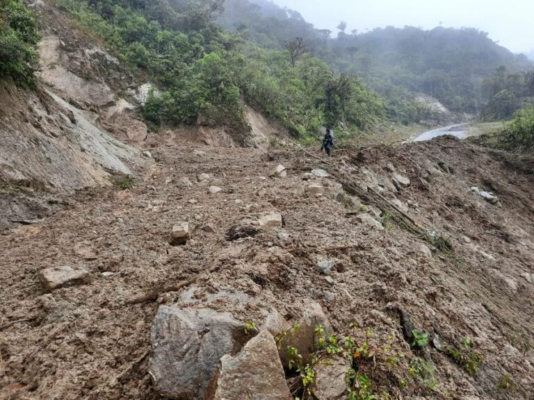 ECUADOR: Varias carreteras afectadas por derrumbes y socavones en el país