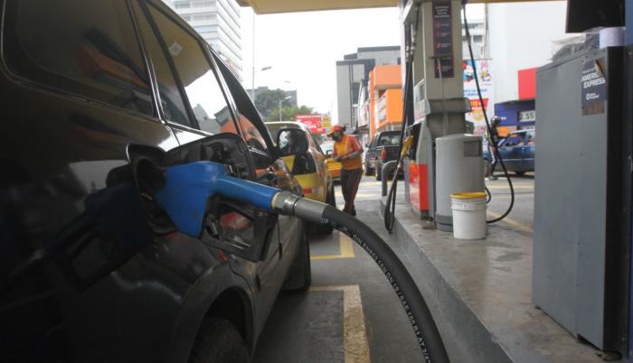 ECUADOR: Los conductores pagarán menos: gasolinas bajan siete centavos por galón