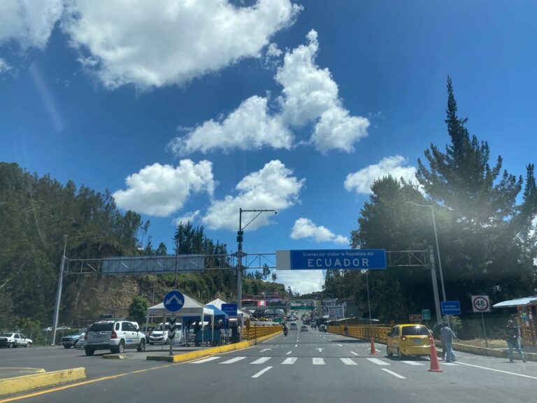 Sin salida bloqueo en puente Rumichaca, tras 48 horas continúa carga represada por cierre del paso vehicular y viajeros se arriesgan en cruces irregulares