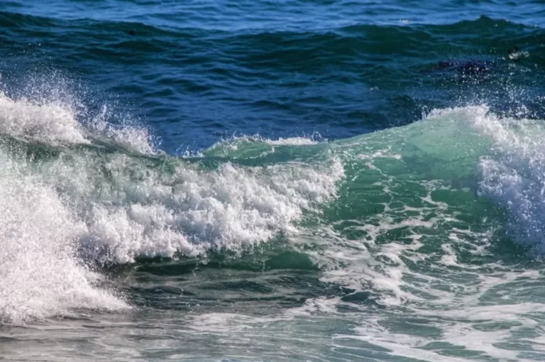 Oleaje y aguaje agitarán el mar en Ecuador desde el 10 de julio: autoridades piden precaución,