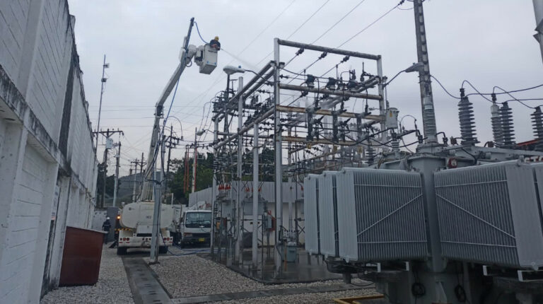 Ecuador suscribe acuerdos de cooperación con CAF para energía, aviación y banano