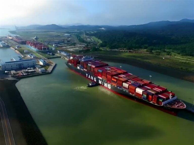 Internacional: Líneas navieras seguirán sumando recargos a medida que comienzan a evitar el tránsito por el Canal de Panamá