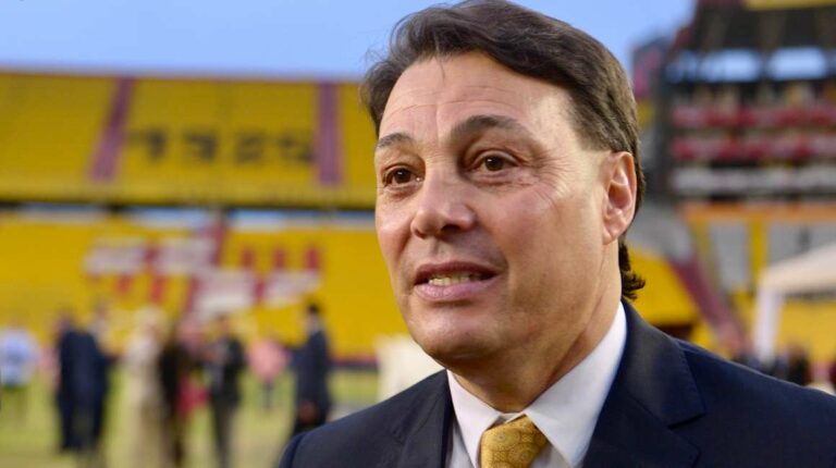 Carlos Alfaro Moreno se va de Barcelona SC lanzando dardos contra Esteban Paz, de Liga de Quito