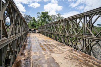 Nuevo puente se construye sobre río Cristal