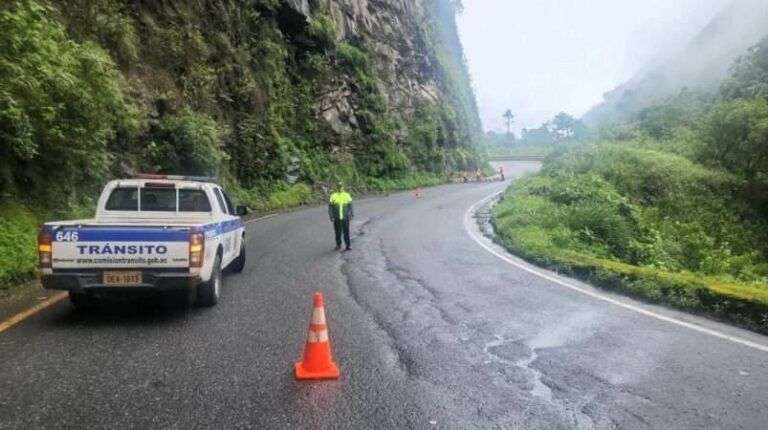 Dos vías de Pichincha están parcialmente habilitadas por deslizamientos