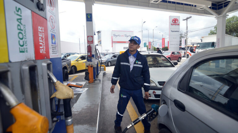 Noboa evalúa alza gradual al precio de la gasolina, mediante sistema de bandas