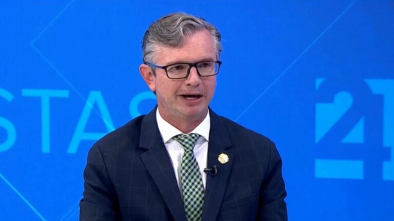 Vamos a empezar con el IVA al 15%”, anuncia el ministro de Finanzas