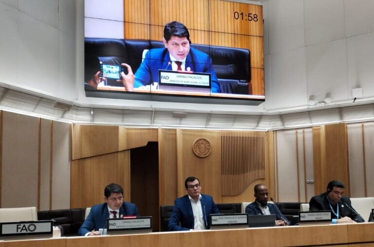 Ecuador Fortalece Defensas contra Plagas del Banano: Ministro Palacios Presenta Estrategias en Roma