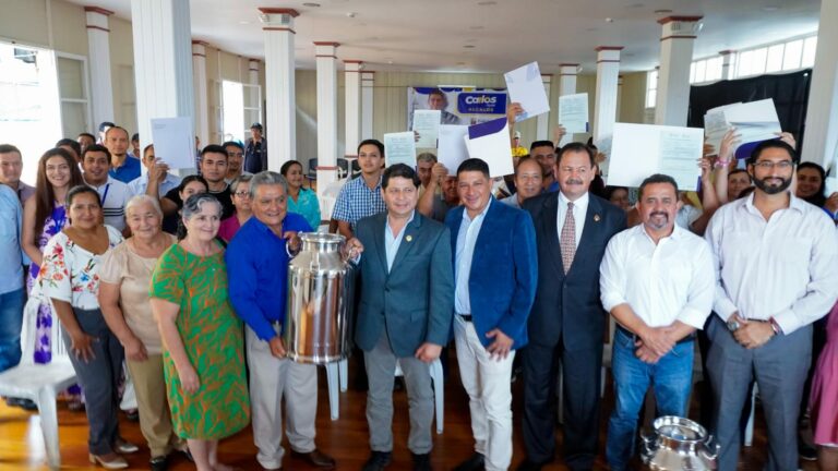 Entrega de insumos y títulos de propiedad para impulsar la producción agrícola en El Oro.
