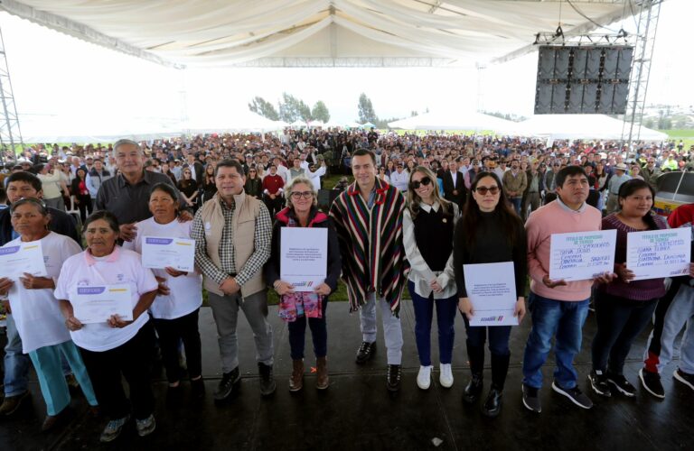 Presidente Daniel Noboa y Ministro de Agricultura entregan Reglamento a Ley de la Leche y títulos de tierras en Cotopaxi