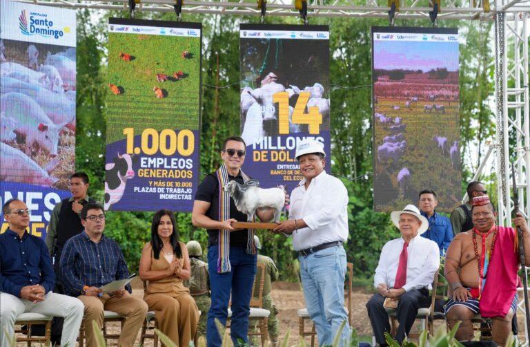 Presidente Noboa  coloca la primera piedra para la  construcción de centro de faenamiento en Santo Domingo