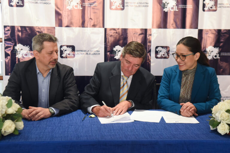 Ecuador apuesta por el fortalecimiento de su industria láctea con acuerdo tripartito de cooperación