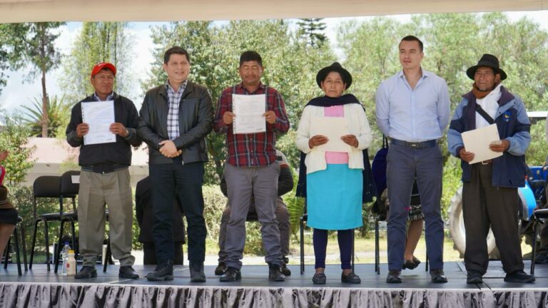 Títulos de propiedad, certificados y kits de pasto entregados por MAG, benefician a productores de varias zonas del país