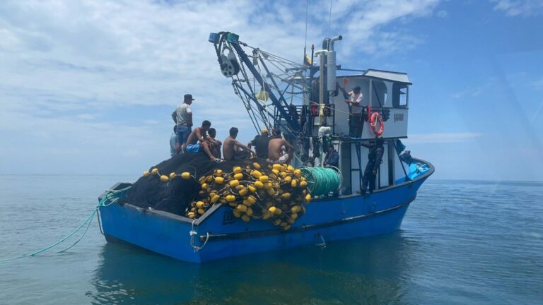 Autoridades ecuatorianas intensifican acciones para combatir la pesca ilegal en aguas costeras