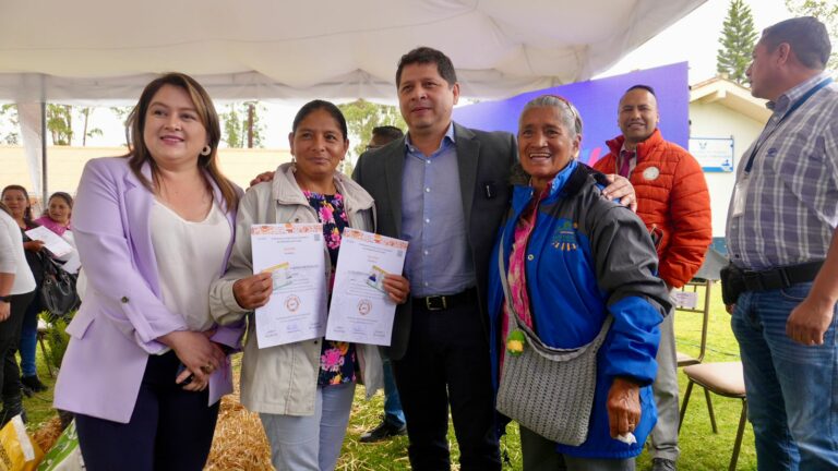 MAG  entrega títulos de propiedad a Productores Agrícolas del Azuay
