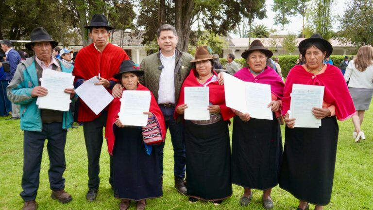 Se entregan títulos de propiedad y licencias forestales en Chimborazo
