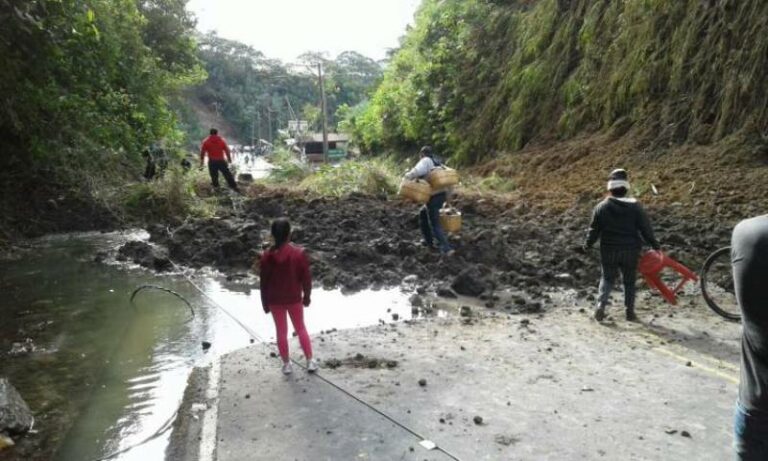 Despliegue de Maquinaria y Personal para Atender Emergencia Vial en Varias Provincias