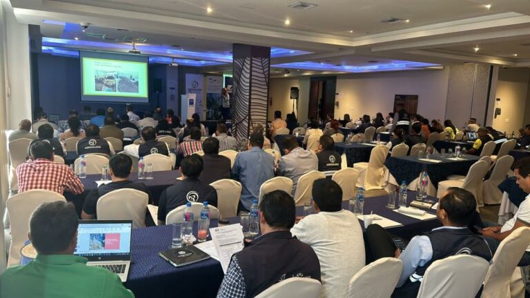 Productores de banano y plátano en Ecuador fortalecen sus conocimientos en bioseguridad y control de plagas