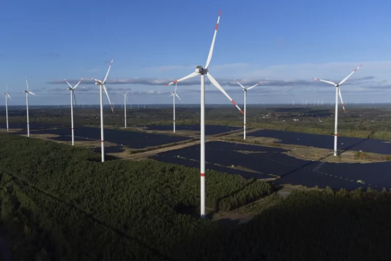 El mundo será alimentado por electricidad pero se necesita aún más energía limpia, dice informe