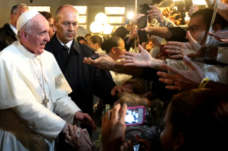 El papa: “Con la comida que se tira se podría alimentar a todo el mundo”